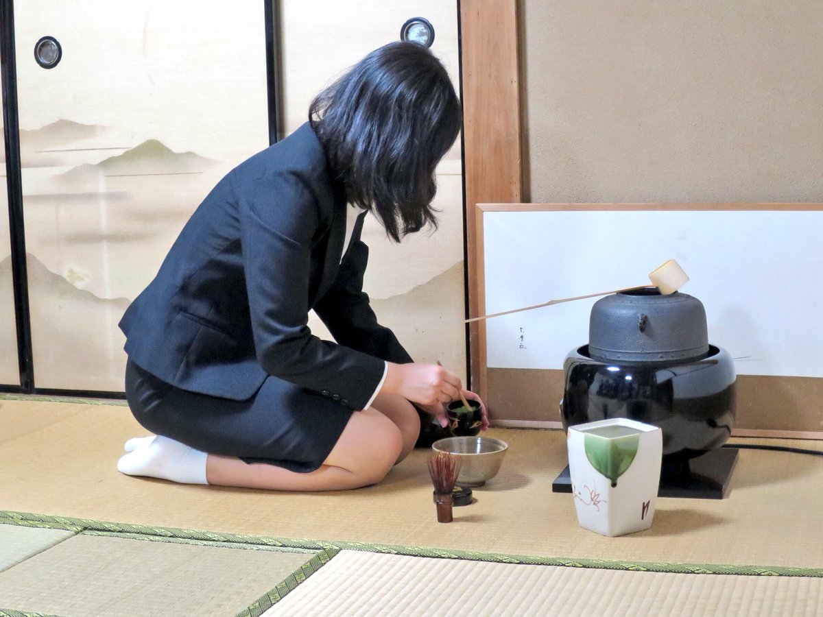 tokai_sado's tweet image. 昨日は新人茶会を催しました

みんな緊張していたみたいですが、全員上手な御点前でした！

本茶会の御釜と食籠は、去年の50周年記念のOBの方々からの寄贈品です！

とある部員は、鱗鶴の棗と食籠に興味津々でした笑