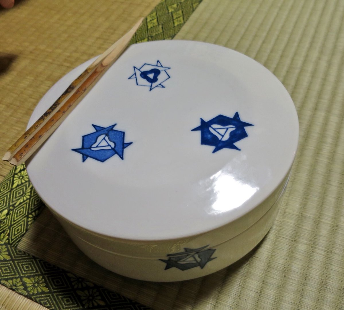 tokai_sado's tweet image. 昨日は新人茶会を催しました

みんな緊張していたみたいですが、全員上手な御点前でした！

本茶会の御釜と食籠は、去年の50周年記念のOBの方々からの寄贈品です！

とある部員は、鱗鶴の棗と食籠に興味津々でした笑