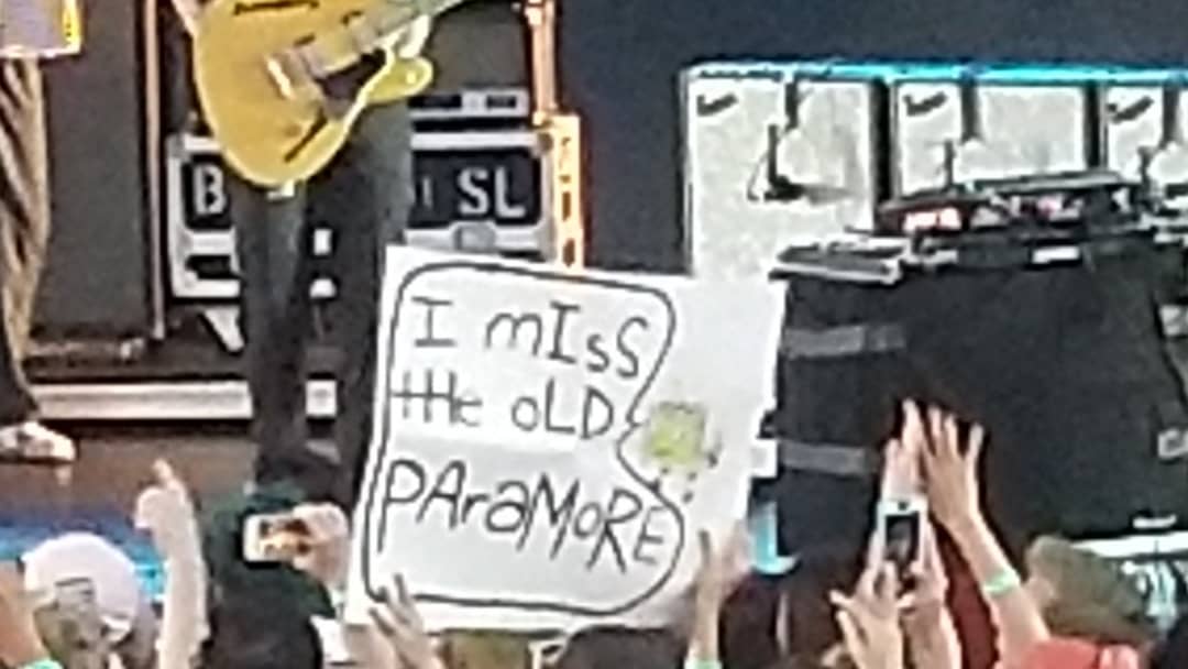 Fã com cartaz "Sinto falta do antigo Paramore" com o meme do Bob Esponja na #TourFiveStAugustine 🤣 (via rayroa)