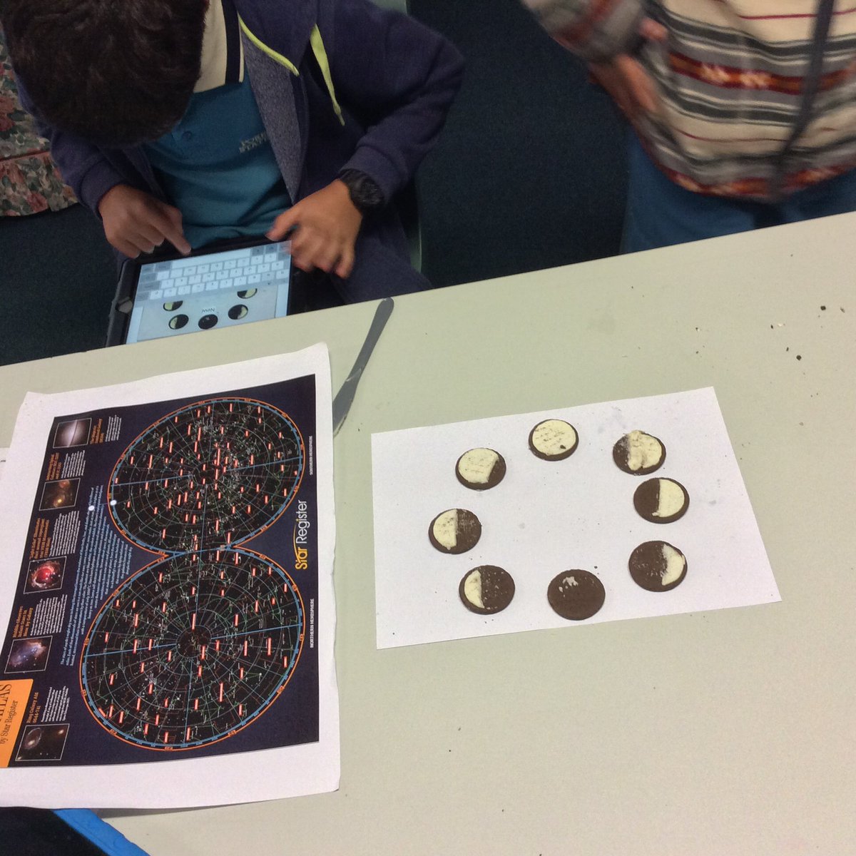sdenm33's tweet photo. 4/5 Representing our moon phases using oreo biscuits.#flssip https://t.co/st8xZHV9ya
