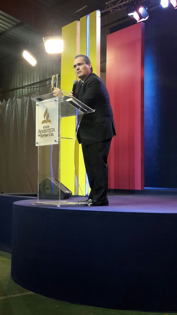 ntchile's tweet photo. "¿El bautismo de un niño es bíblico? No, porque un niño no sabe que está siendo bautizado, no sabe que necesita de Jesús, que es pecador, ese no es el verdadero bautismo". @jorgerampogna en #elpoderdeesperanza https://t.co/5qot9SomhS