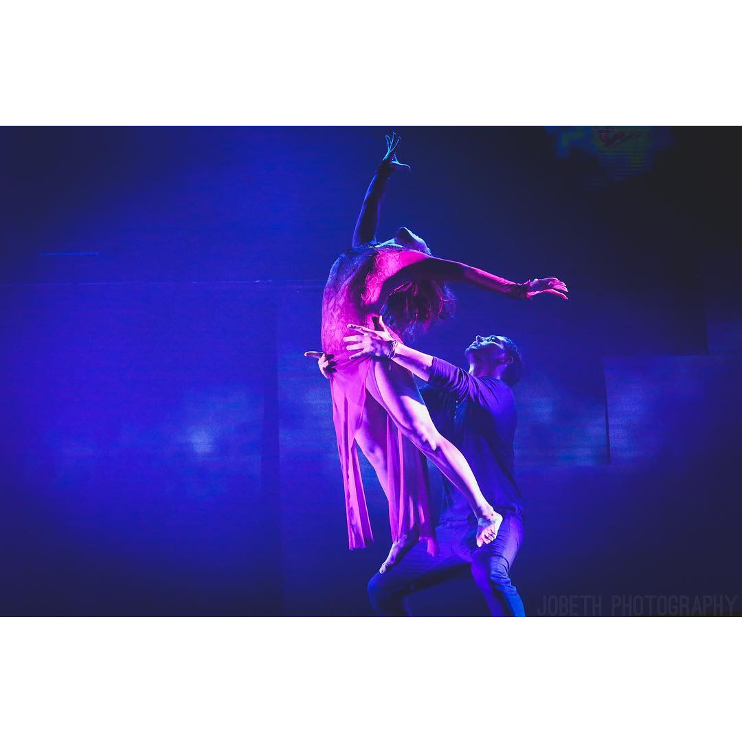 dancermichelle8's tweet photo. Day 12: Fav Dance From Hot Summer Nights
-this was the first tour i went to and its almost been a yr since π€§
-seeing sharna in person, and as roxanne, was absolutely UNREAL... she is a QUEEN on stage
-her contemp with alan was so beautiful ππ
πΈ: @jordanjobeth
#21DaysofSharna https://t.co/STSiAi55jc