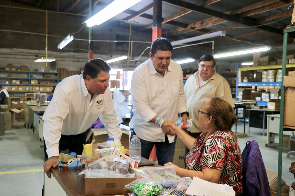 ROBLESPOMPA's tweet photo. Hoy junto a @vmijitoteran en Agua Prieta estuvimos en la maquiladora North Vernon Forge, donde conocimos su interesante proceso en la manufactura de anzuelos y curricanes. Gracias. #elmijitoleentiende  #YoConRoblesPompa #ConMuchoSonora https://t.co/iGjQyxqttq