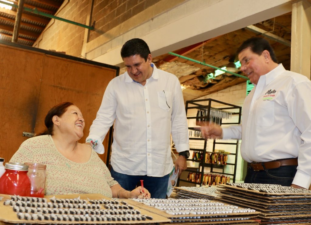 ROBLESPOMPA's tweet photo. Hoy junto a @vmijitoteran en Agua Prieta estuvimos en la maquiladora North Vernon Forge, donde conocimos su interesante proceso en la manufactura de anzuelos y curricanes. Gracias. #elmijitoleentiende  #YoConRoblesPompa #ConMuchoSonora https://t.co/iGjQyxqttq