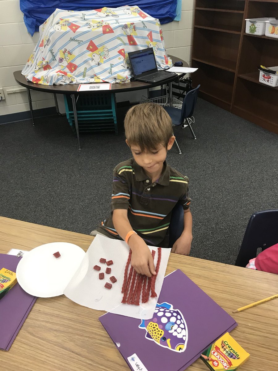 kim_kfischer120's tweet image. #VCSSeaLab Day 2 Math is always better when you can eat your manipulatives.