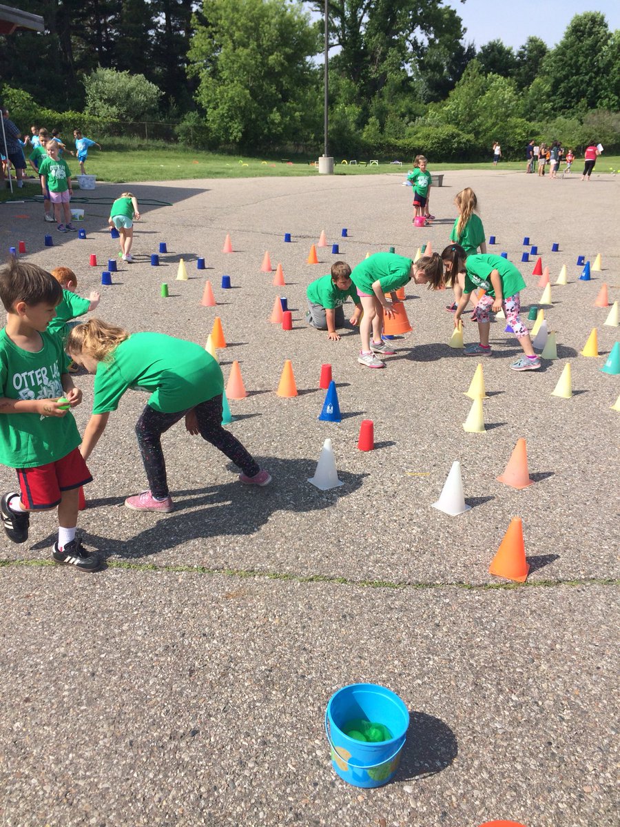 ssjon09's tweet photo. More from field day! #FieldDay #simplebutfun #teamwork #physed #sunglasses #elementaryPE #shapeMi https://t.co/lEa6JiXgn9