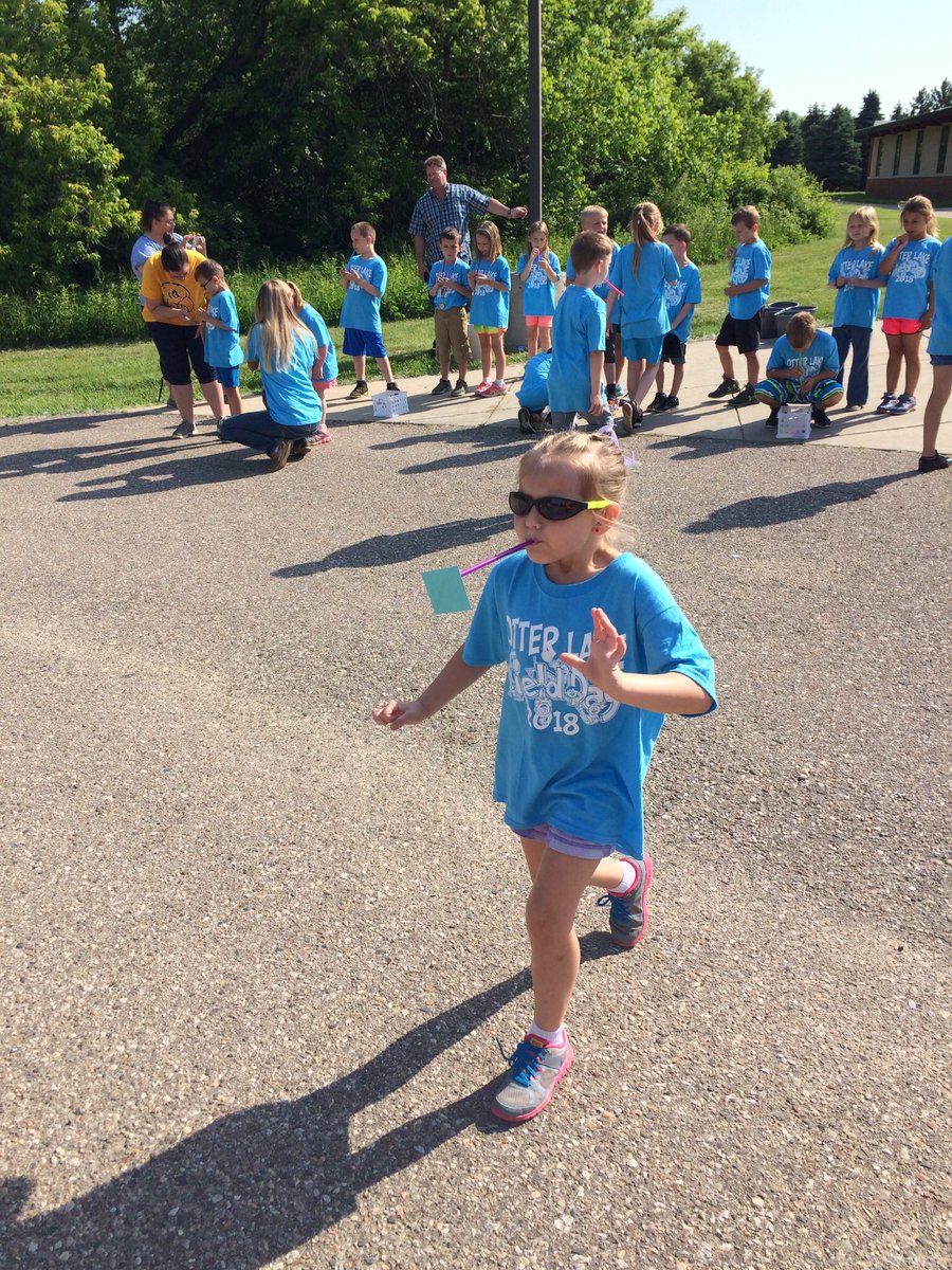 ssjon09's tweet photo. More from field day! #FieldDay #simplebutfun #teamwork #physed #sunglasses #elementaryPE #shapeMi https://t.co/lEa6JiXgn9