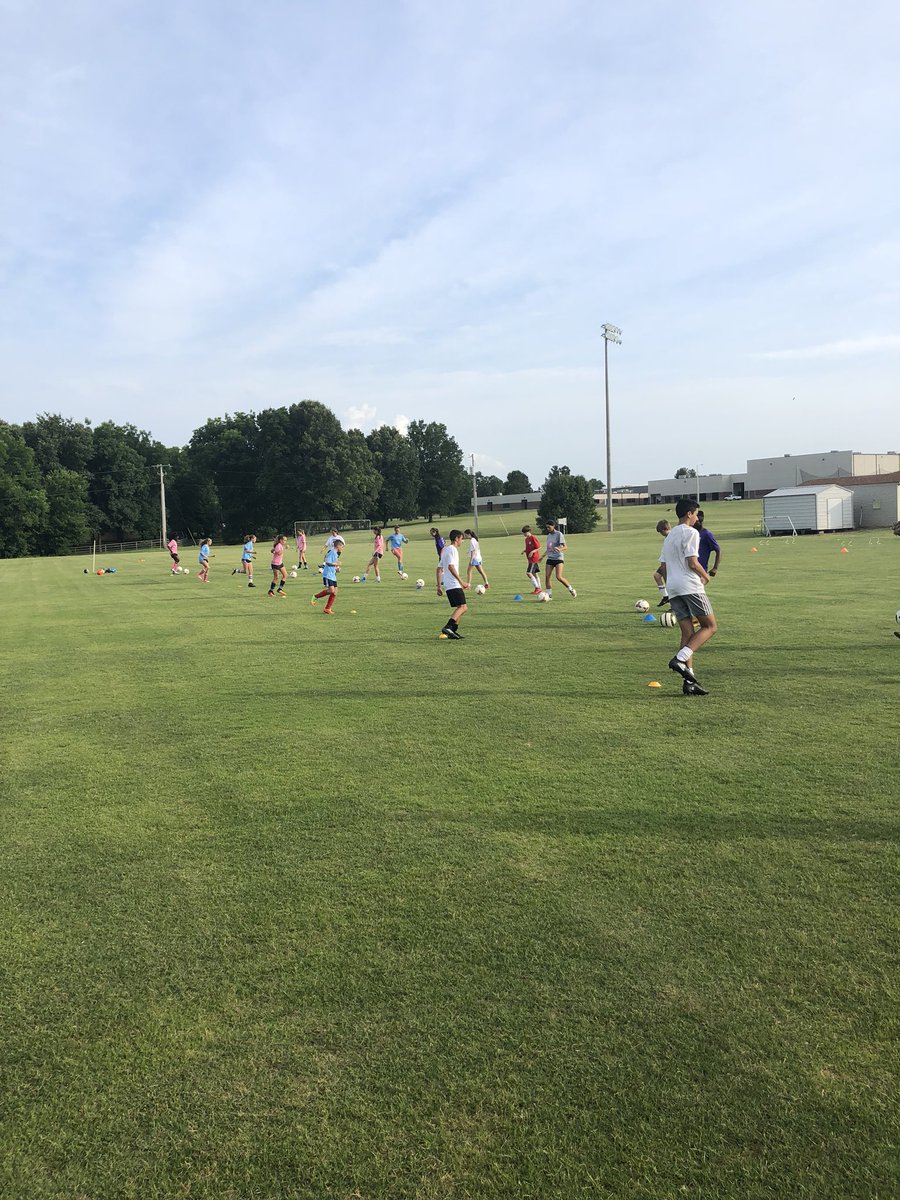 USJbruinsoccer's tweet photo. Best of the West Session II kicked of yesterday with some challenging and high intensity sessions. Players being challenged to improve physical, technical and tactical standards. Fun to see a group focused on getting better! #learntoland https://t.co/fDubRG3y8o