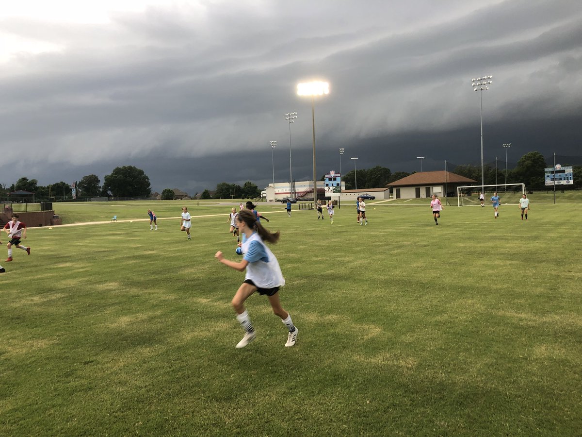 USJbruinsoccer's tweet photo. Best of the West Session II kicked of yesterday with some challenging and high intensity sessions. Players being challenged to improve physical, technical and tactical standards. Fun to see a group focused on getting better! #learntoland https://t.co/fDubRG3y8o