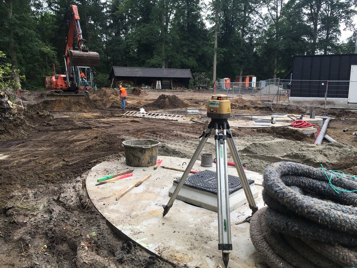 sjorsdekort's tweet photo. Belangrijk onderdeel van Versterkingsplan tuinen Mattemburgh is aanleg nieuwe duurzamere beregening. Voor hergebruik regenwater en waterbuffering is ondergrondse buffer klaar (80m3). Tuin, park- en kuipplanten  krijgen  top-kwaliteit-water. @Brab_Landschap @voscapelle @TenGGroep https://t.co/KmaAKQAfQw