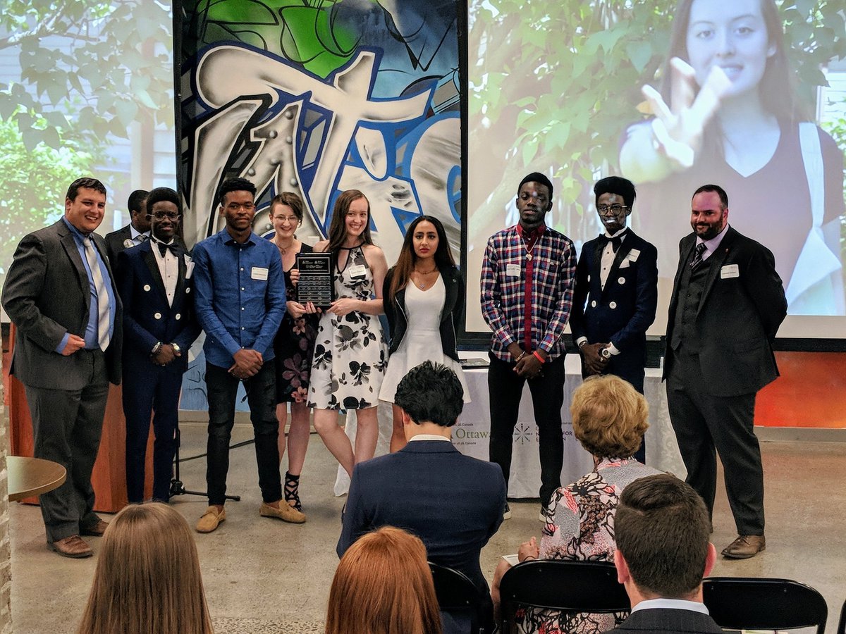 Chenard_Daniel's tweet photo. Quelle soirée incroyable pour les programmes d'affaires @escgarneau! Les élèves ont remporté 4 prix lors de la soirée de reconnaissance de JA Ottawa. @Totéco: VP Marketing @sarahaboswell, Commerce responsable et Entreprise de l'année. @ChromaBaumeJA VP Finances (Carl) #focusCecce https://t.co/KdSMg6BSbr