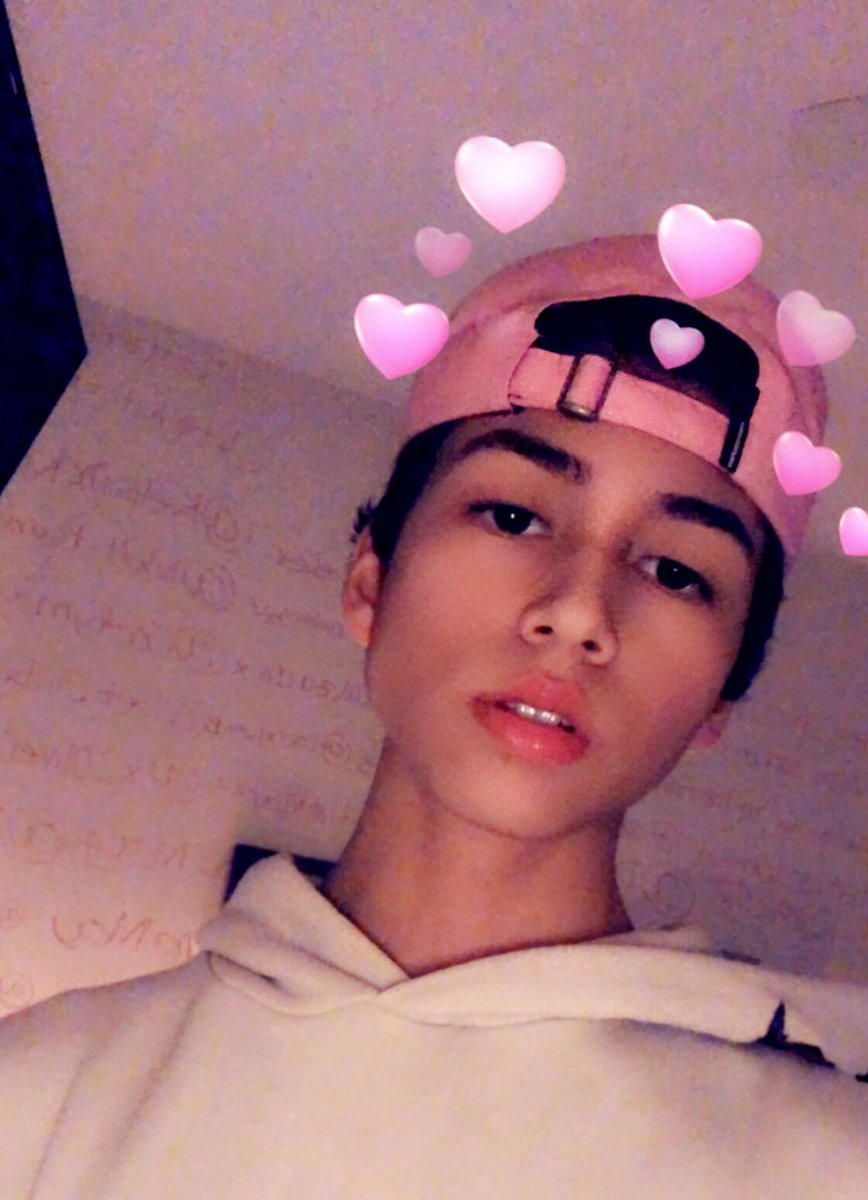 JAHVER's tweet photo. sending pictures to my crush
                         vs
sending pictures to my best friend https://t.co/k7FJ5F6DrF