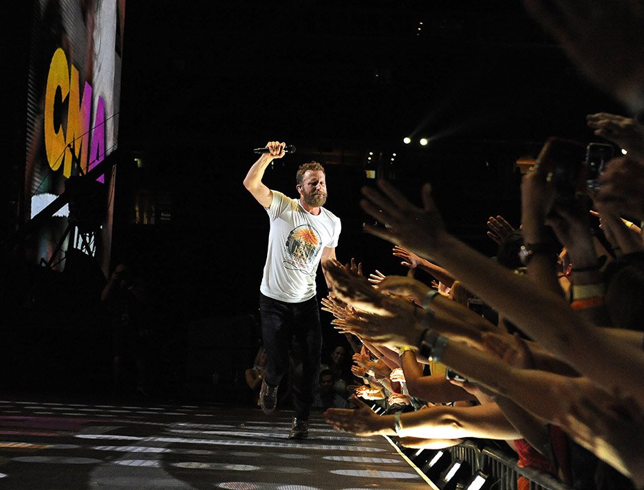 AFF_USA's tweet photo. @DierksBentley surprises fans with a @DwightYoakam duet at this years #CMAFest in Nashville, TN. @NissanStadium @visitmusiccity @CountryMusic https://t.co/ReQLqwJrSk
