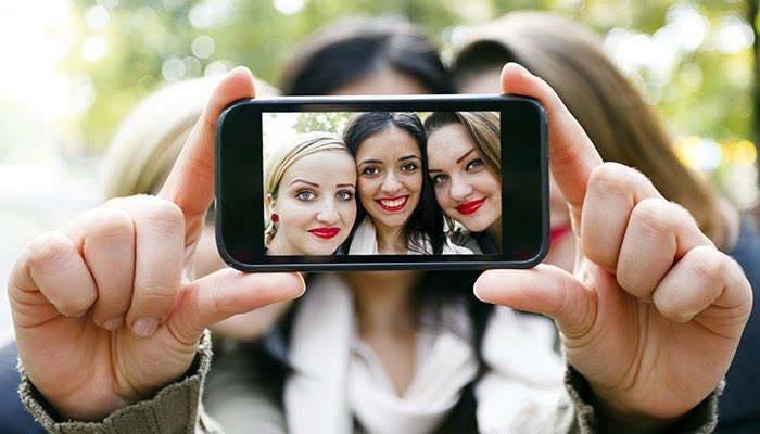 dkses3's tweet photo. “There are other who believe that the middle person in a photo is likely to die before the other two persons. This superstition is quite popular in Japan.”
https://t.co/2PjX3kHXaJ

#inthemiddle #middleofthephoto #japanesebelief #popularjapanesesuperstition #beonthesides #picture https://t.co/TcvphuRzko