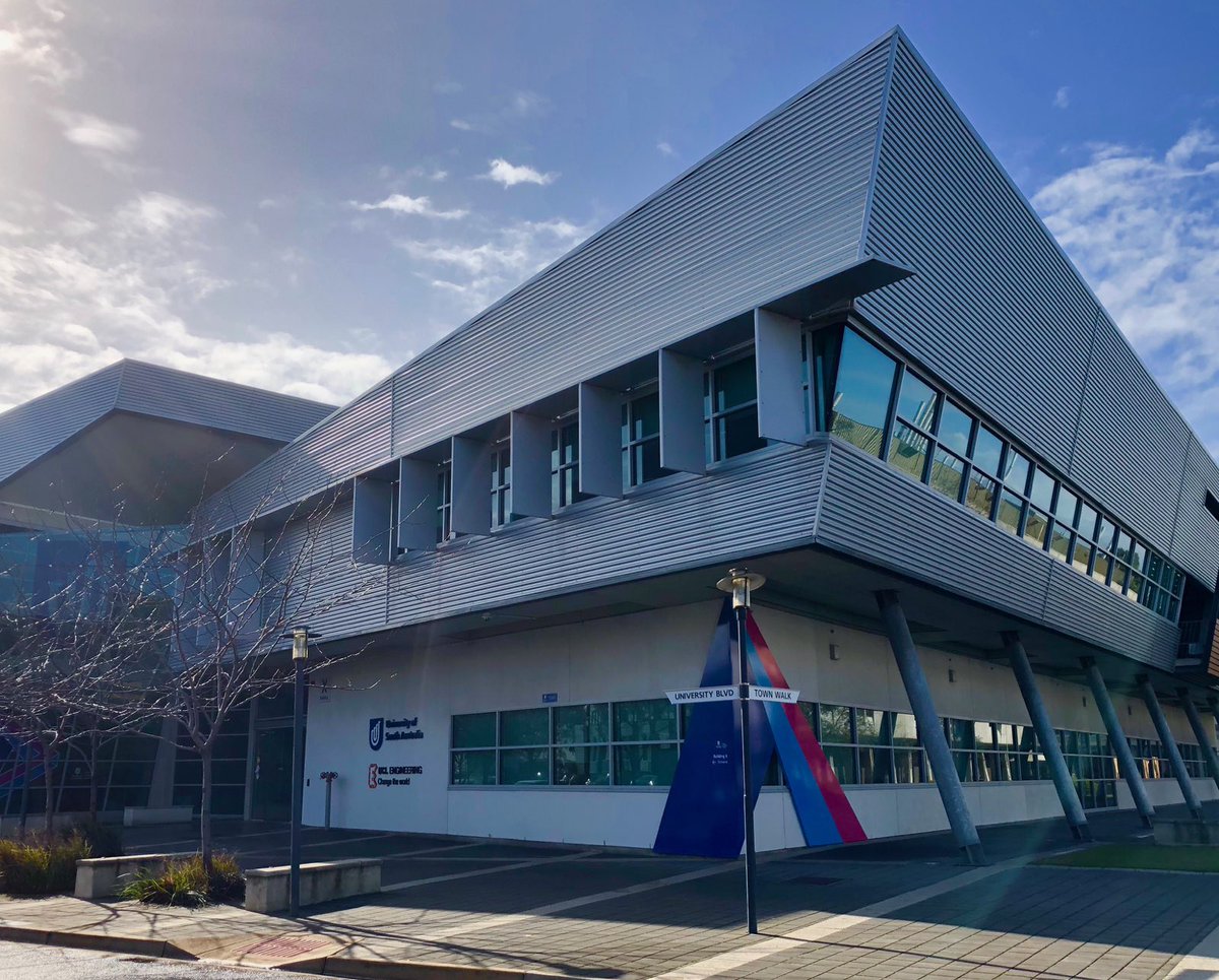 HonDGP's tweet photo. Touring @UniSAFII this morning with @HilderEmily – an impressive facility driving new partnerships between researchers and industry and delivering cutting-edge R&amp;D activity. #InnovationSA https://t.co/LueLlywZYP