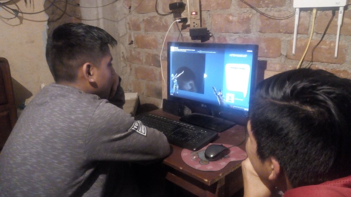 CarlosDLC26's tweet photo. #PROAMLVP ESTOS CRRANOS VIENDO EL FORNAI :V https://t.co/JmXElFa7ej