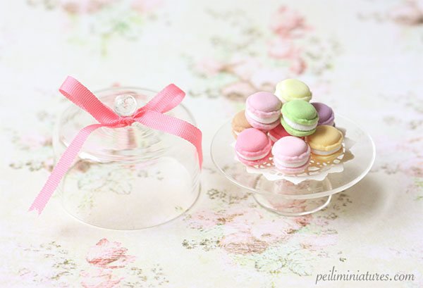 peiliminiature's tweet photo. Thanks for the kind words! ★★★★★ "Stunning detail in these miniature macarons. The display stand is glass and of very good quality. Perfect for my room box :-) Thank you ! " Valerie https://t.co/Xq34uqWuqq #etsy #scaleoneinch #dollhousemacarons #peiliminiatures https://t.co/P8DnsUVIbQ