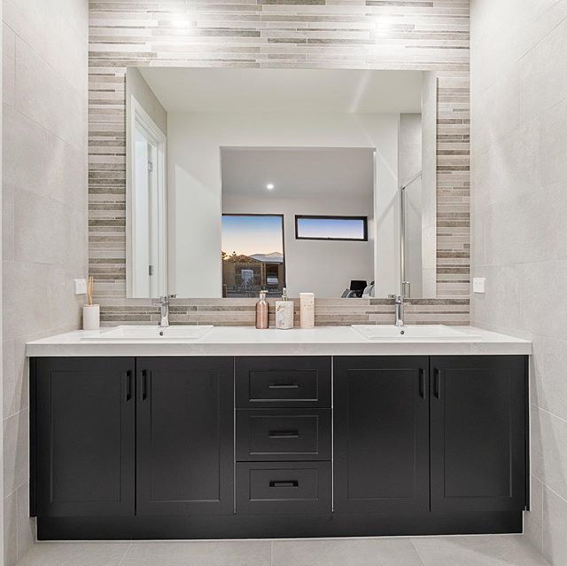 CaesarstoneAU's tweet photo. Caesarstone® Cloudburst Concrete™ featured on this double vanity in the master ensuite by @hudsonridgebuilders, tuxedo-style, offsetting darker styles of wood &amp; black cabinetry #caesartone  #caesarstoneau #cloudburstconcrete https://t.co/txf3lOWIxC https://t.co/xOIw1mOBX0