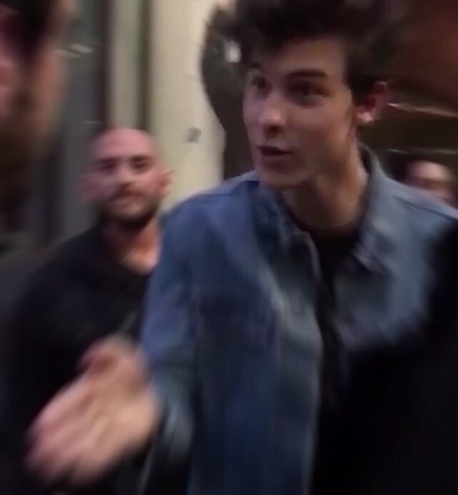 DailyMendesLife's tweet photo. Happy one year to Shawn yelling at a guy for supposedly selling his signature https://t.co/415DaGkmp3