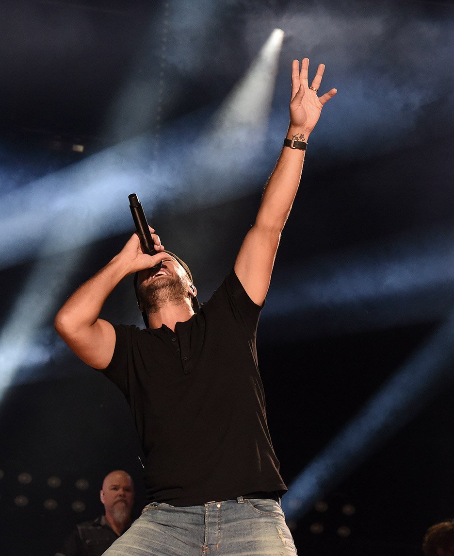 AFF_USA's tweet photo. @LukeBryanOnline closes out this years #CMAFest in Nashville, TN. @NissanStadium @visitmusiccity @countrymusichof https://t.co/FyKqQ3T71Z