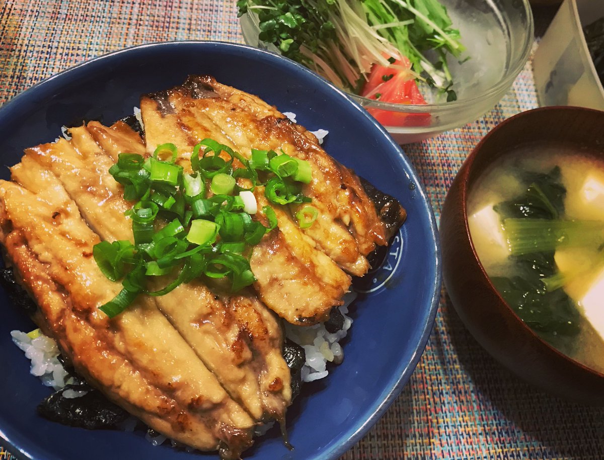 室 照美 フリーアナウンサー 梅雨イワシ 梅雨時のイワシは脂がのって1年で1番美味しいそう 今朝のオンエアでお話した いわしの蒲焼き丼 見た目はうなぎに見えなくも ない いわし 梅雨イワシ いわしの蒲焼き 料理 走れ歌謡曲