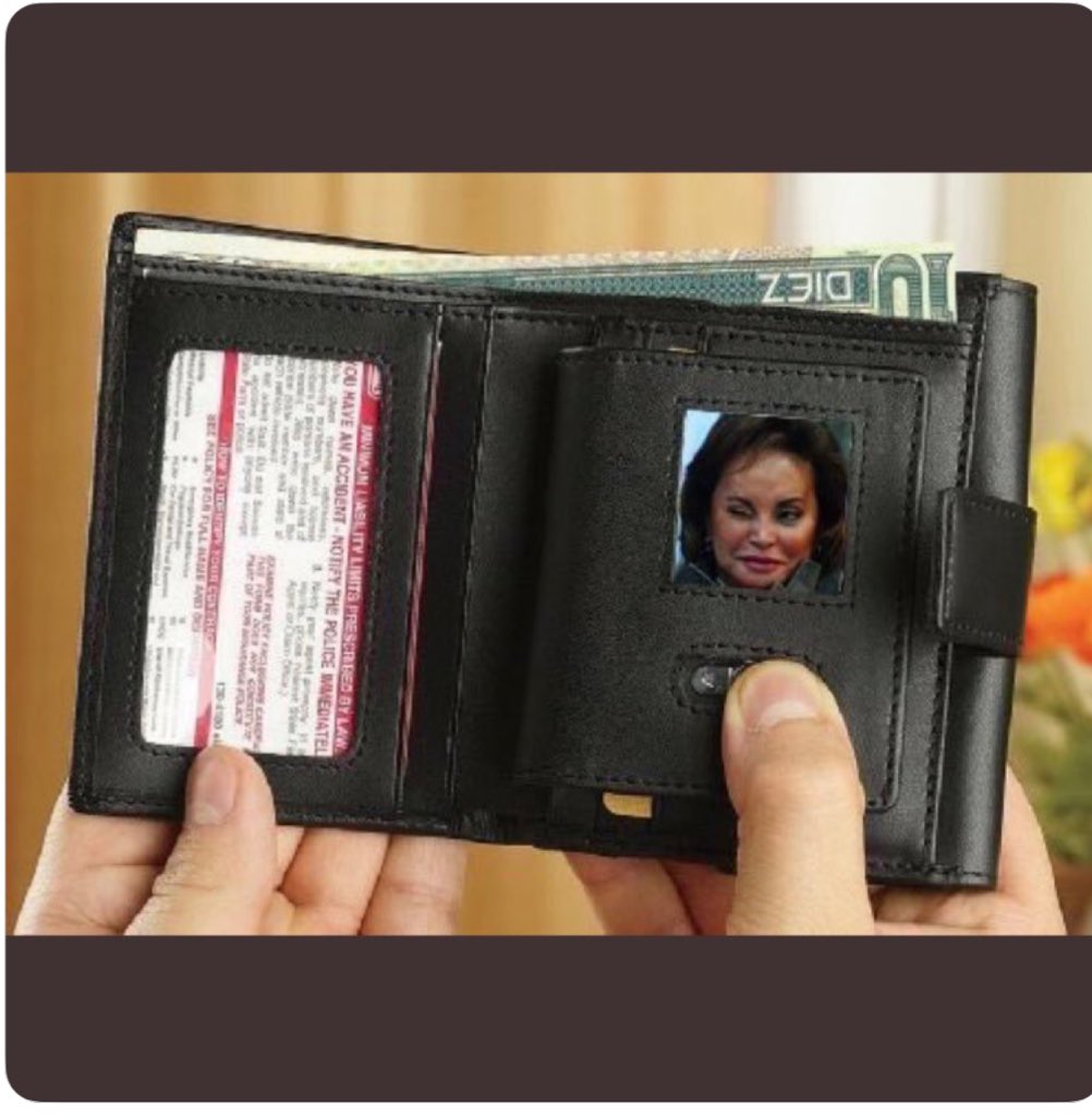 17Martvo's tweet photo. La cartera de AMLO.! #DebataINE https://t.co/NFjxGp9AhH