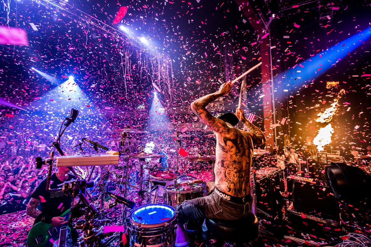 famoussas's tweet image. Another killer weekend with our @blink182 family. Get your tickets for a residency show at the @palms and don’t miss out on these epic shows.  Shows 5 and 6 this weekend! 📸: @fogagain 
#Blink182 #TravisBarker #FamousFamily #Palms #FromDustToGold #KingsOfTheWeekend