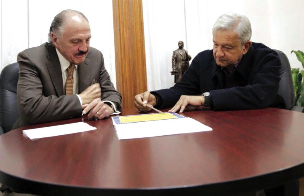GustavoMadero's tweet photo. AMLO ya tiene a sus contratistas favoritos, como a José María Rioboó, ¡a quien le dio contratos por 170 millones de pesos! 
Aquí las pruebas: 
https://t.co/T7InwjLTYc

#MéxicoVotaAnaya #DebateINE https://t.co/v0wedPdYOT