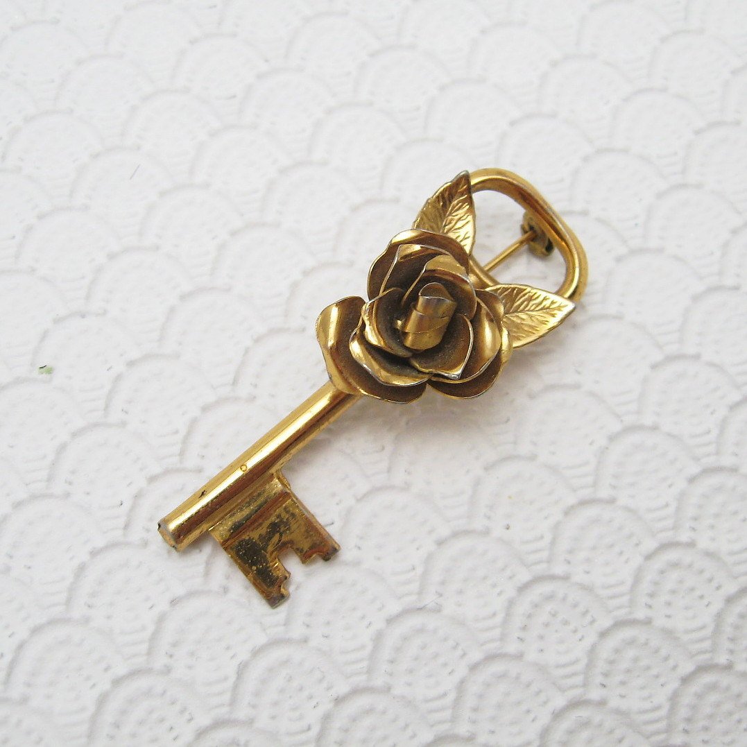PDaisyJewelry's tweet photo. Rose Key Brooch Vintage Coro Jewelry https://t.co/zsh0aJhszi #vintagejewelry #antique jewelry #KeyBrooch https://t.co/oPrxXUsm7u