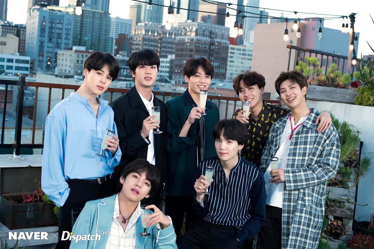 fat_lyashka's tweet photo. Друзья: ну и кто твой любимчик?
Я: тот, что с фужером

#5thFlowerPathWithBTS https://t.co/8FHRBSKi8r