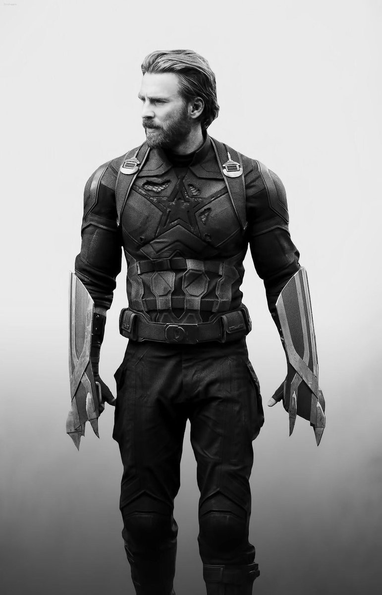 kalerayle's tweet photo. HAPPY BIRTHDAY CAP. 37 Never looked so good. I love you @ChrisEvans 💙❤️ https://t.co/liJw6Cu5o8