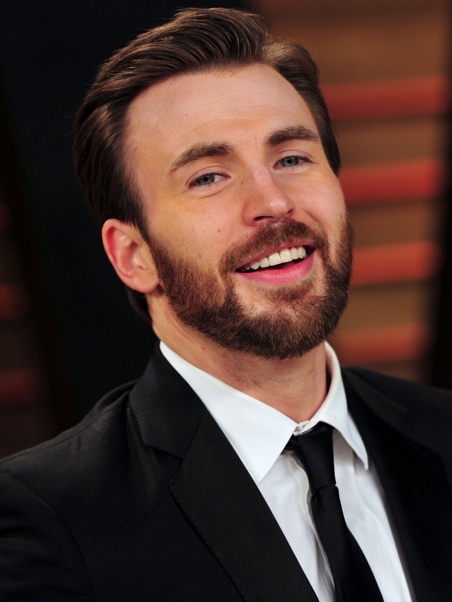 kalerayle's tweet photo. HAPPY BIRTHDAY CAP. 37 Never looked so good. I love you @ChrisEvans 💙❤️ https://t.co/liJw6Cu5o8