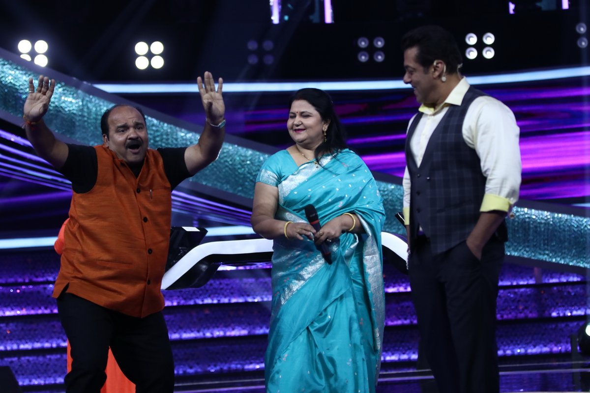 sonudub47749189's tweet photo. BeingSalmanKhan with @DabbutheDancer &amp; his family on the sets of #DusKaDum .. https://t.co/ShTp26ERtL