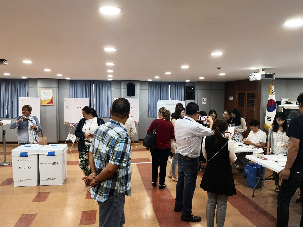 Cierre de votación. 6:00 pm <a href="/KorElectionCom/">NEC of Korea</a> se proyecta 50% de concurrencia. 7ma Elecciones Simultáneas Locales de Corea. @tse_rd <a href="/KariConcepcion/">Karina Concepción Medina</a> @jmorelperez <a href="/JorgeSuncar/">E. Jorge Suncar Morales</a> <a href="/DennyDiazM/">Denny E. Díaz Mordán</a> <a href="/Malaquias36/">Malaquias Contreras</a> <a href="/TEPJF_informa/">TEPJF</a> <a href="/paveldecampsv/">Pavel De Camps Vargas</a>