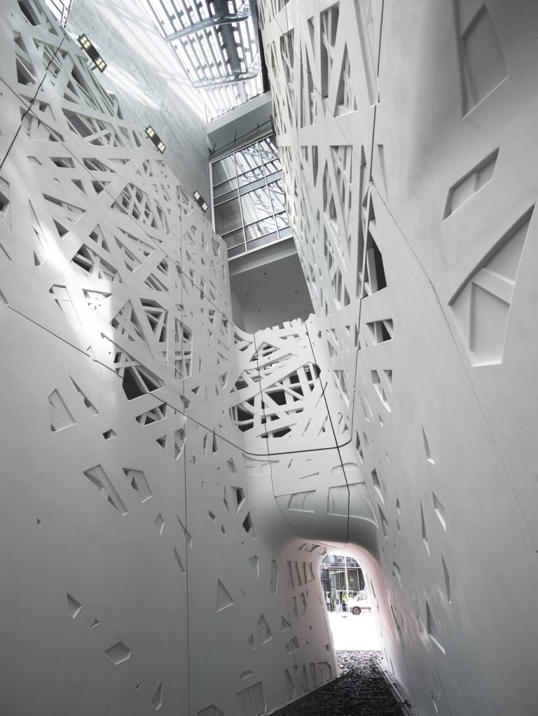 Wit glad beton dat ook wit blijft door zelfreiniging. De heel vloeibare betonmortel kan in de meest bijzondere vormen gegoten worden. bit.ly/2JOvjgg