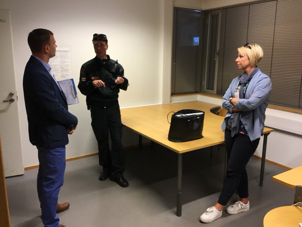 rajavartijat's tweet photo. #EU #Schengen tarkastus jatkuu Kaakkois-Suomessa @kaakkoisraja . Tarkastajat varmistavat, että Vaalimaan rajanylityspaikalla toimitaan Schengenin rajasäännöstön mukaisesti. Kapteeni Mäkelä vastaa tarkastajien kysymyksiin tarkemmasta II-linjan eli toisen-linjan rajatarkastuksesta. https://t.co/wBe0m5OFsK