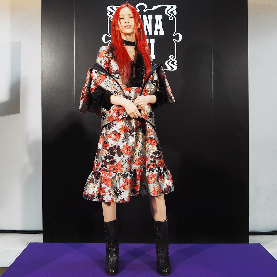 Si Oux スー Anna Sui 18 Fall Collection Exhibition このワンピースとアウター かわいすぎた 靴も 自分的にコスメと紫のイメージが強かったアナスイ はじめて洋服をじっくり見たけどカラフルでほんのりヒッピーやボヘミアンなにおいがして
