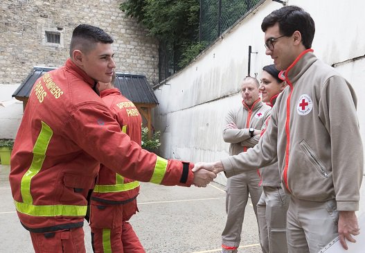 PompiersParis's tweet photo. 👍 @CroixRouge française : aidez-les à sauver des vies ❗ 
Jusqu’au 17  juin, des milliers de bénévoles vont à votre rencontre partout en  France pour récolter des dons.  Parce que faire un don c’est aussi  sauver des vies 👉 https://t.co/Sg3yKvvdsP https://t.co/n3DanbMUxd
