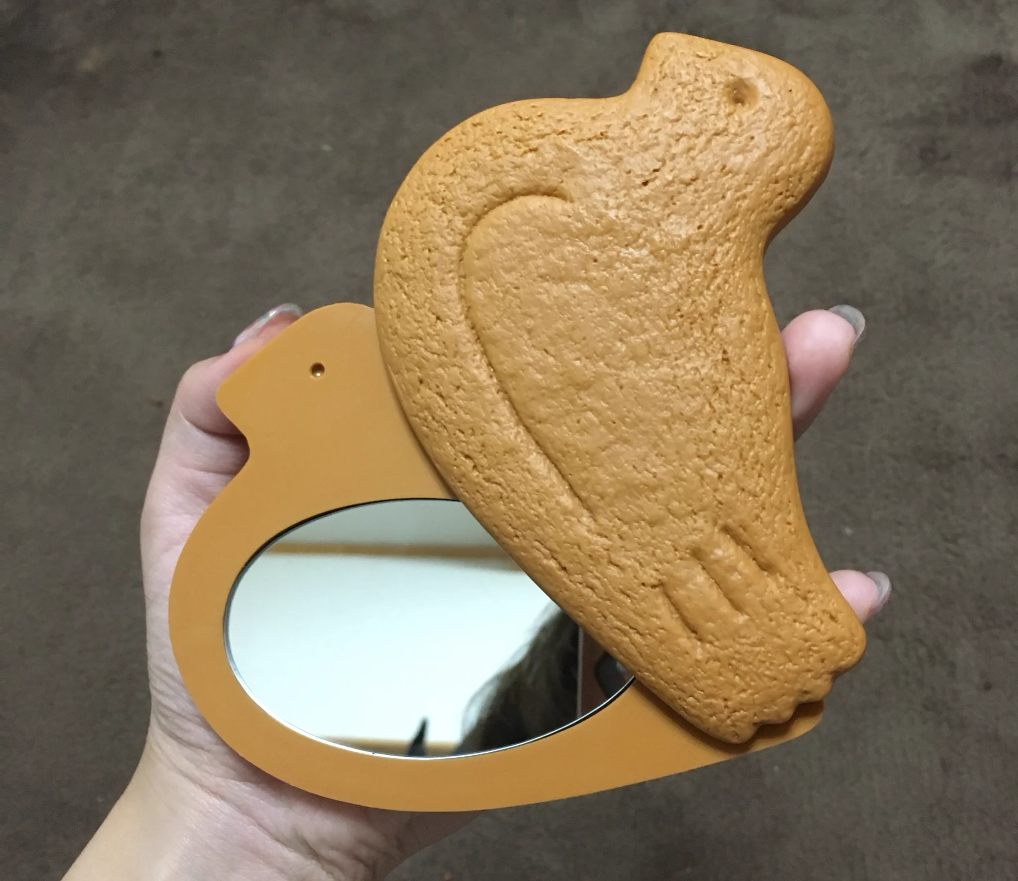 コレ鏡だったの？ｗｗちょっと大きめの鳩サブレは鏡だったｗｗｗ