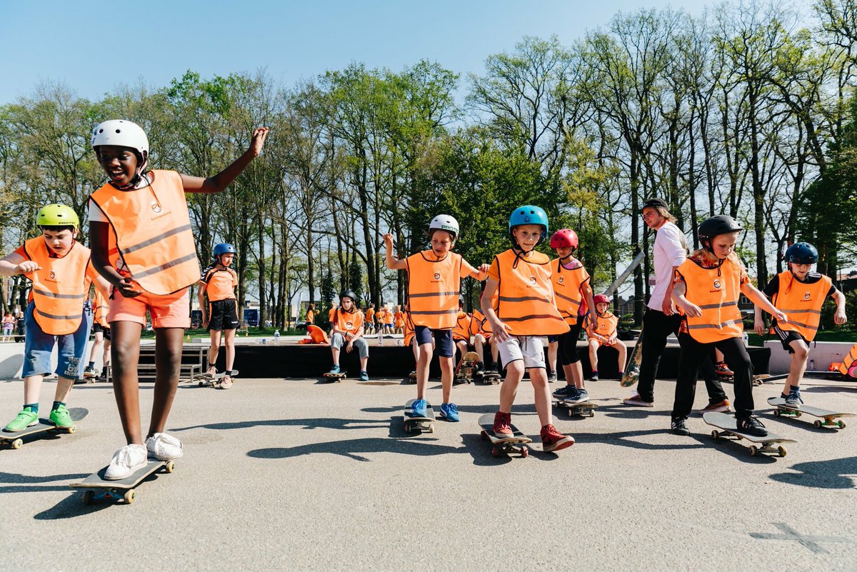 koningsspelen's tweet image. BUITENSPELEN = 👍🏻

Stoepranden, skaten, voetballen, boom klimmen, basketballen of verstoppertje. Wat doe jij het liefste als je buiten bent?

#nationalebuitenspeeldag.