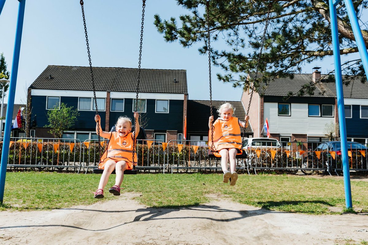 koningsspelen's tweet image. BUITENSPELEN = 👍🏻

Stoepranden, skaten, voetballen, boom klimmen, basketballen of verstoppertje. Wat doe jij het liefste als je buiten bent?

#nationalebuitenspeeldag.