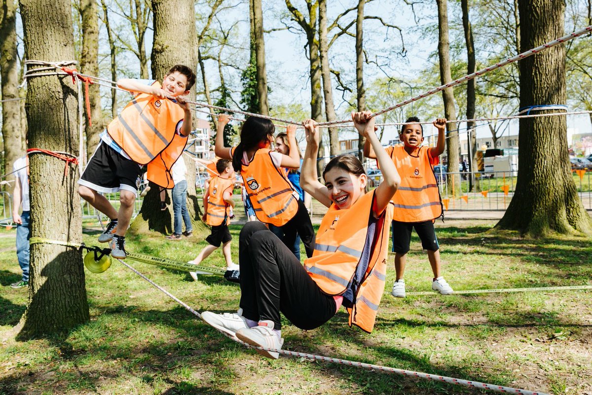 koningsspelen's tweet image. BUITENSPELEN = 👍🏻

Stoepranden, skaten, voetballen, boom klimmen, basketballen of verstoppertje. Wat doe jij het liefste als je buiten bent?

#nationalebuitenspeeldag.