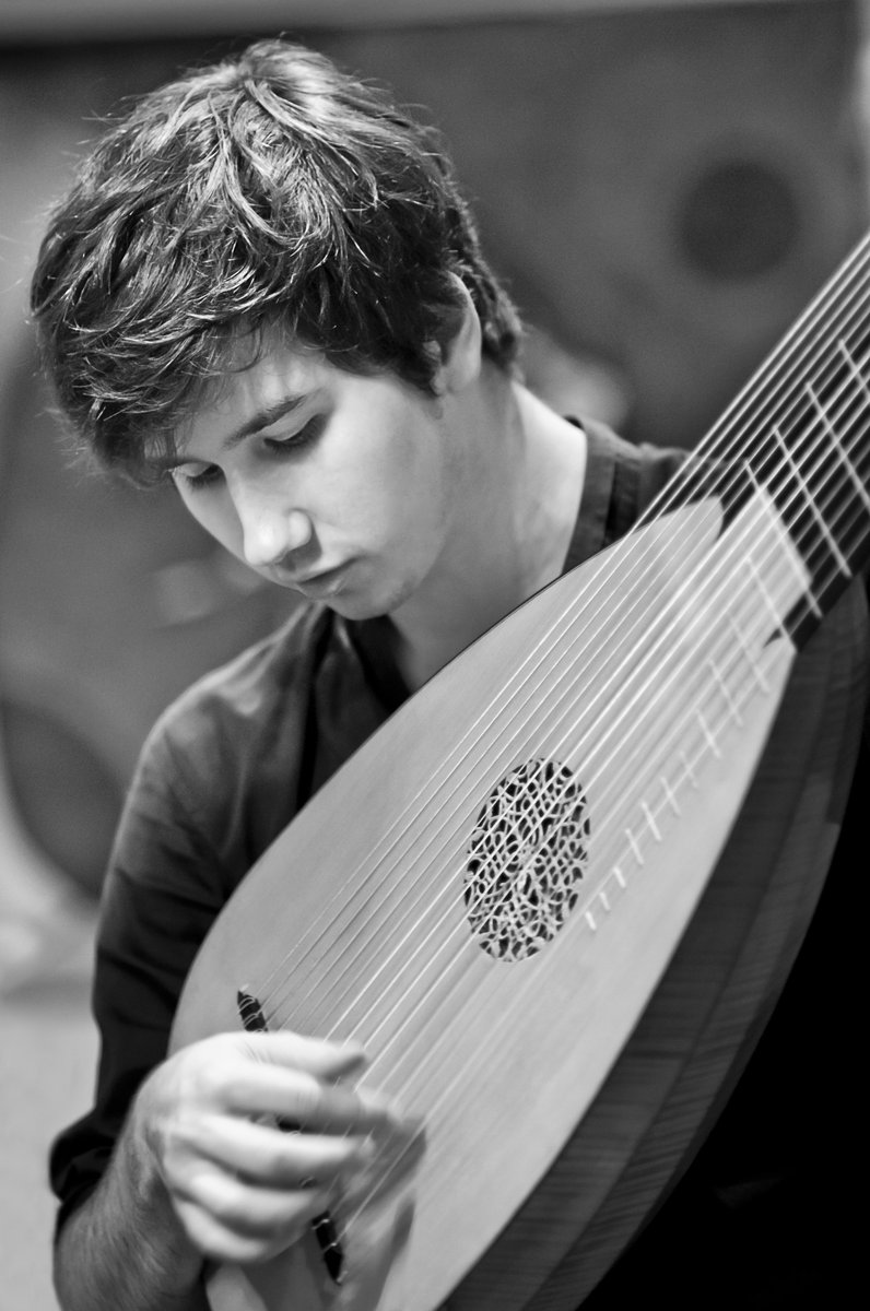Questa sera alle 20.30, una serata di musica antica! Thomas Dunford al liuto, interpreta musiche di Dowland, Kapsberger e Bach. Qui la locandina bit.ly/2JN8CZQ