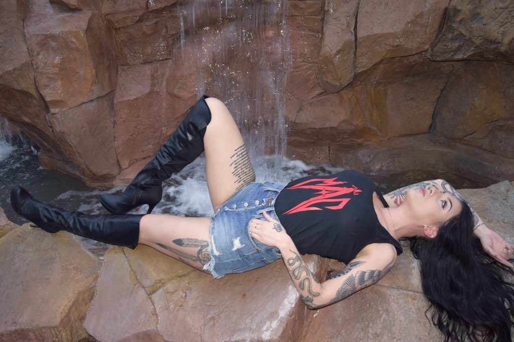 ajmacofficial's tweet photo. @ApparelMidnight
#edmlifestyle #midnightapparel #getmidnightapparel #bpm #midnightraverclothing #edm #electricarea #edmbabes #model #macmerch #ajmac #pose #igers #instalike #instamodel #ravebabes https://t.co/HEXRGxcoiy