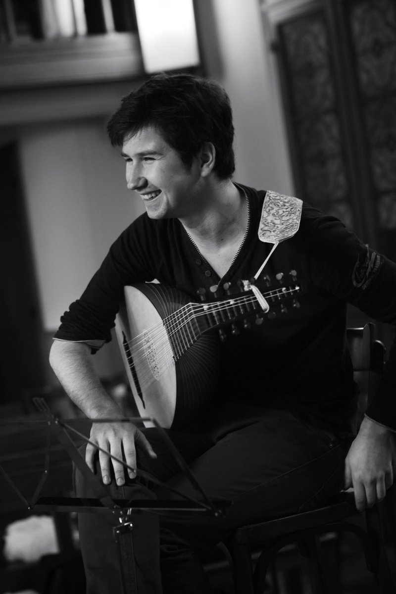 Alle 20.30, con Thomas Dunford al liuto, una serata di musica antica. In programma musiche di Dowland, Kapsberger e Bach. Qui la locandina bit.ly/2JN8CZQ