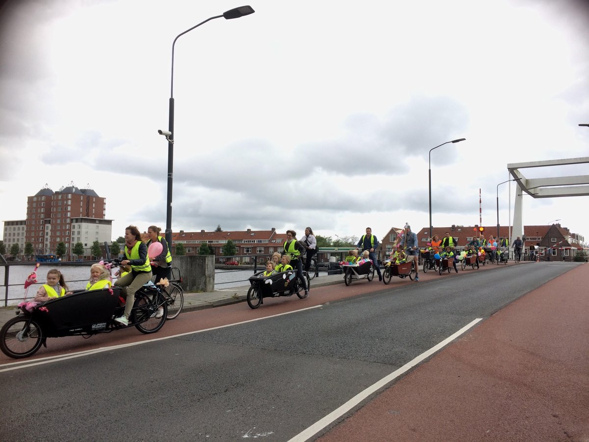 Duurzaam schoolreisje van de Bornwaterschool op #nationalebuitenspeeldag 11 bakfietsen, 30 ruige rakkers, 13 ouders en 2 juffen #NatuurspeeleilandHaarlem @metro <a href="/hdhaarlem/">Haarlems Dagblad</a> @dichtbij_hrlm @Kickzyevents <a href="/nhdag/">Angelu Quinalayo</a>
