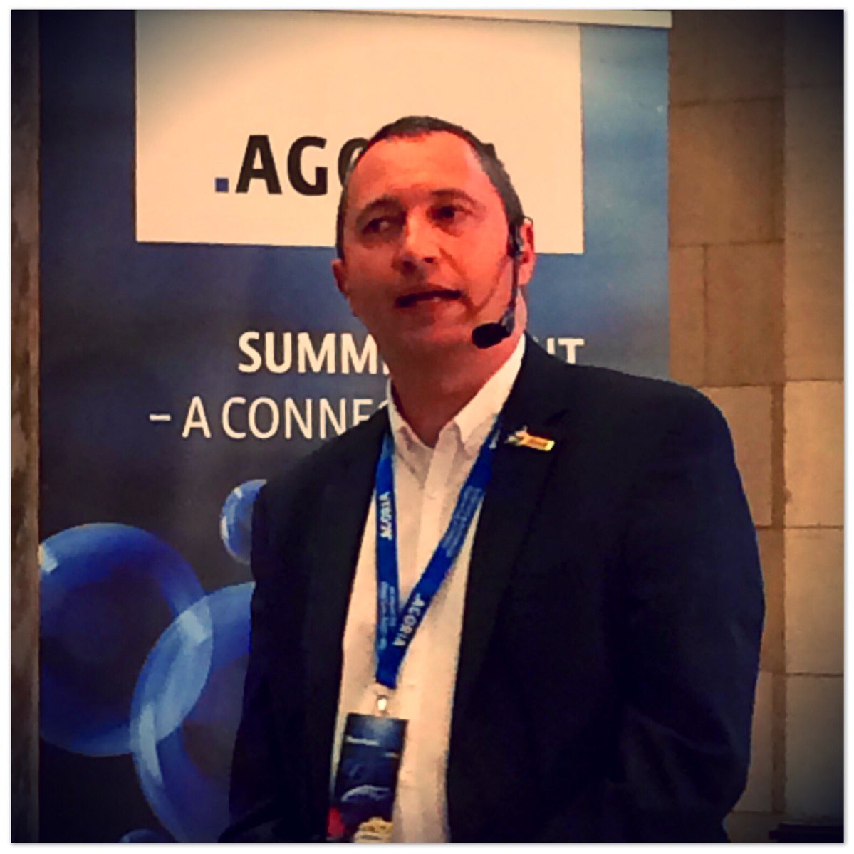 Poecky's tweet photo. Yesterday was a blast! Telling the story #ZooOfAntwerp #ConnectedOrganisation & #ConnectedZoo with a touch #Magic #Storytelling for #Agoria - #Cegeka - Great audience - beautiful environment @zooantwerpen - @speakersbaseHQ - #DigitalTransformation with a #Humantouch https://t.co/IpXHT7vpsd
