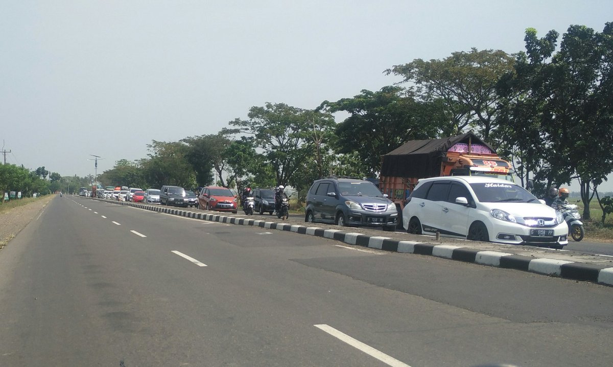 gpansorsbg's tweet photo. Info Mudik, Terjadi kemacetan di Jalur Pantura Tepatnya di Wilayah Sukamdi - Ciasem subang karena adanya pasar dan lalu lalang orang menyebrang.
#PoskoMudikAnsor https://t.co/7PBO2VTFBj