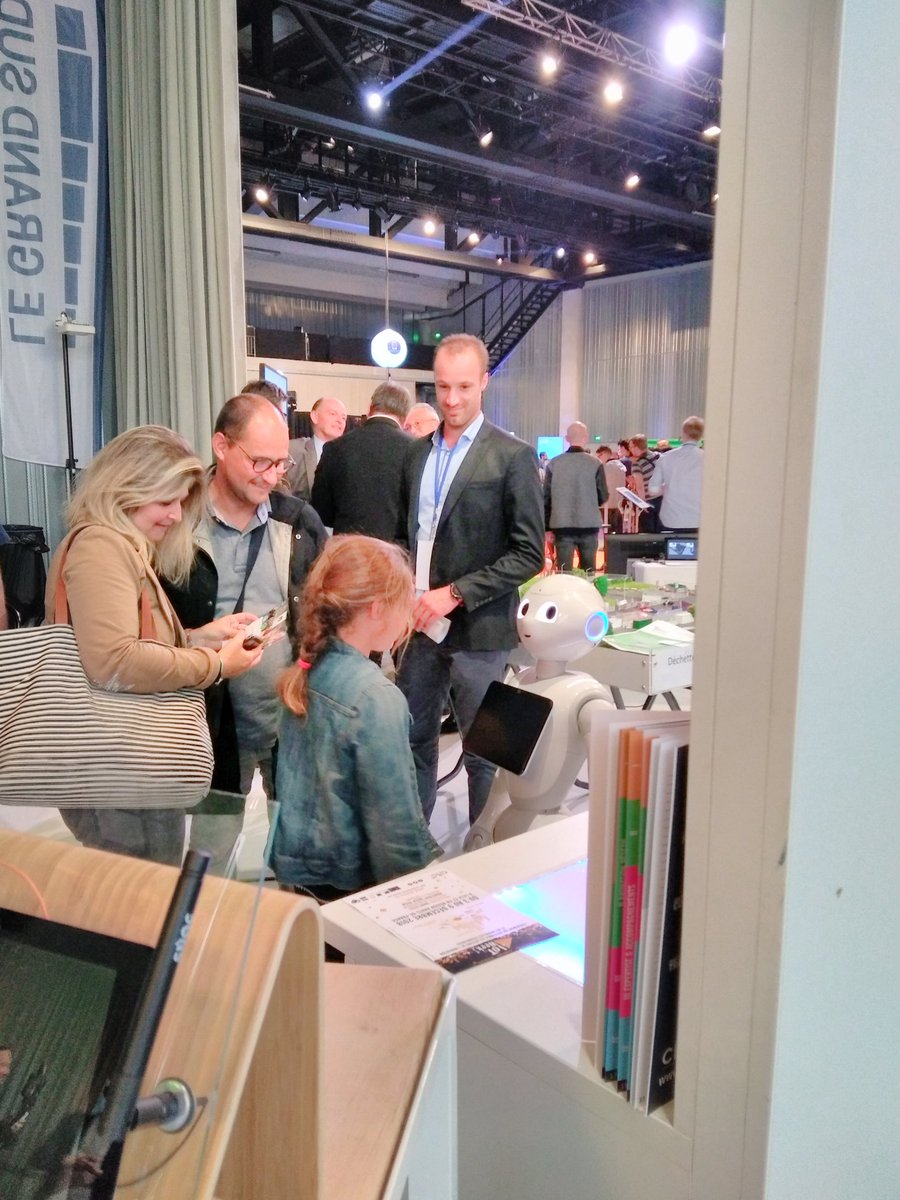 claudiepodvin1's tweet photo. @poleemploi_HDF et @Apec_HDF : très bel événement hier soir à la nocturne de la #DigitWeek. Ensemble, être au coeur de la #transformation # digitale : action réussie et appréciée d 'un public de tous âges. @valeriefenaux @Nadine_CRINIER @ https://t.co/mGBrs24WlO