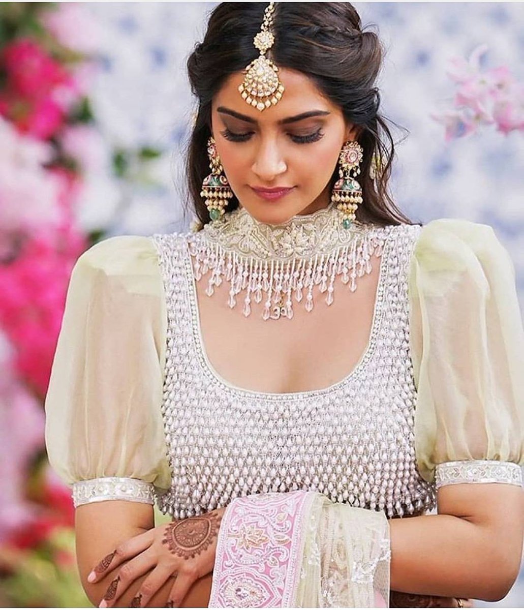 WedLista's tweet photo. We always love her impeccable take on fashion😍🤘 @sonamkappor in veere di Wedding.
Outfit by- - abujanisandeepkhosla
Jewellery by - @sunita_shekhawat_jaipur
Styled by - @rheakapoor
#WedLista #FashionForWeddings #WeddingOutfits #WeddingDresses #SonamKapoor #VeereDiWedding https://t.co/bIKFVmNIYF